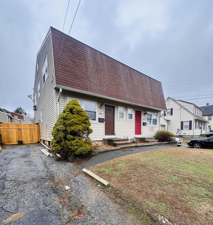 295 Millville Ave in Naugatuck, CT - Building Photo