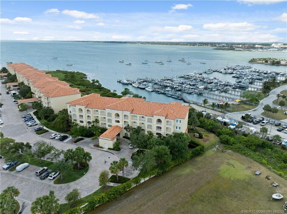 34 Harbour Isle Dr W in Fort Pierce, FL - Foto de edificio