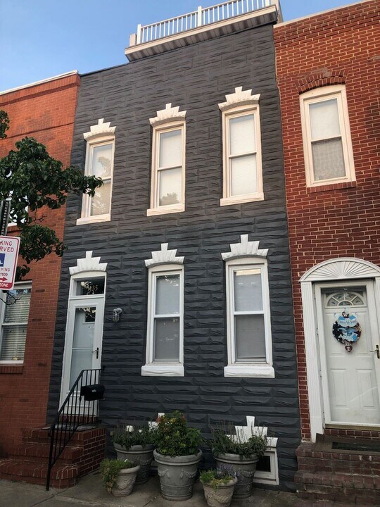 1135 Hull St in Baltimore, MD - Building Photo