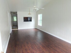 2443 Chateau Ln in Tallahassee, FL - Foto de edificio - Building Photo