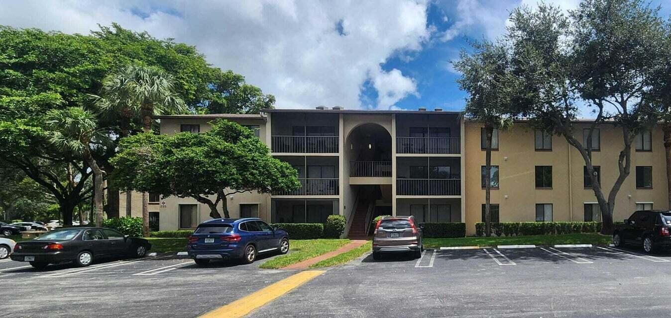 206 Foxtail Dr in Greenacres, FL - Building Photo