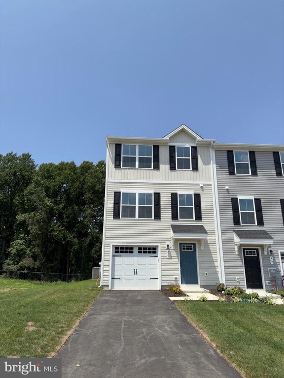 221 Hamilton Ln. in Coatesville, PA - Building Photo - Building Photo