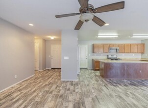 43060 33rd St E in Lancaster, CA - Foto de edificio - Building Photo