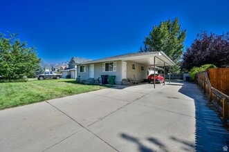 916 Vics Rd, Unit B-10 in Sandy, UT - Building Photo - Building Photo