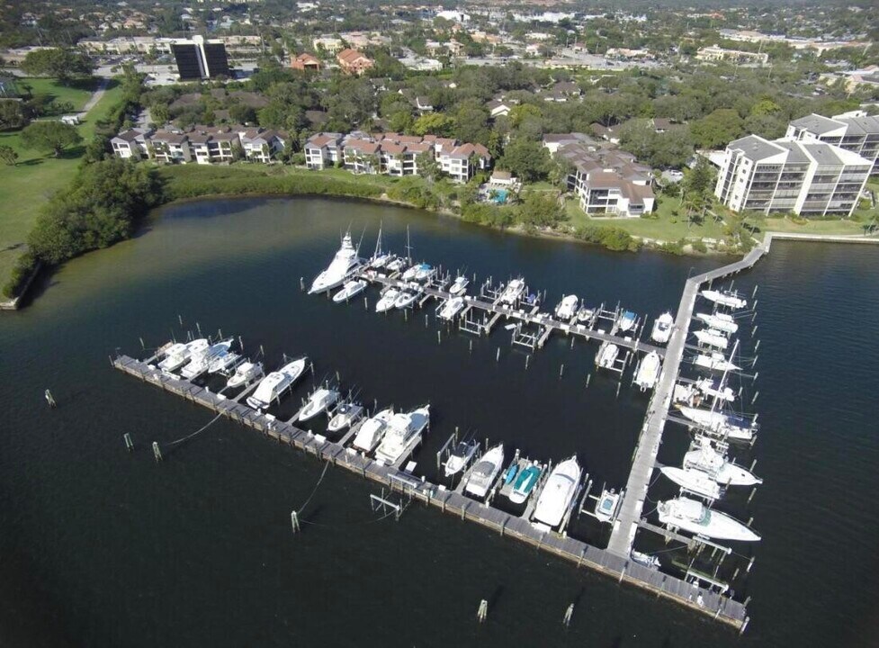 1660 12 Oaks Way in North Palm Beach, FL - Building Photo