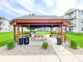 Bennington Hill Apartments in Sioux Falls, SD - Foto de edificio - Building Photo