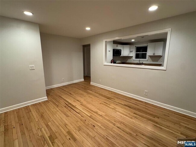 2 Woodside Ave, Unit 2W