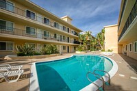 Lindley House Towers in Northridge, CA - Foto de edificio - Building Photo