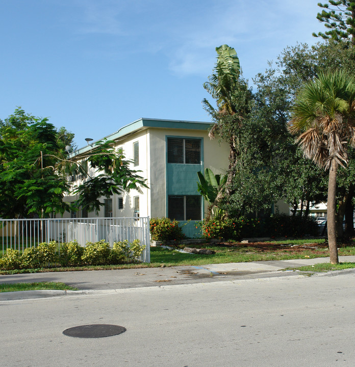 16675 NE 20th Ave in North Miami Beach, FL - Building Photo