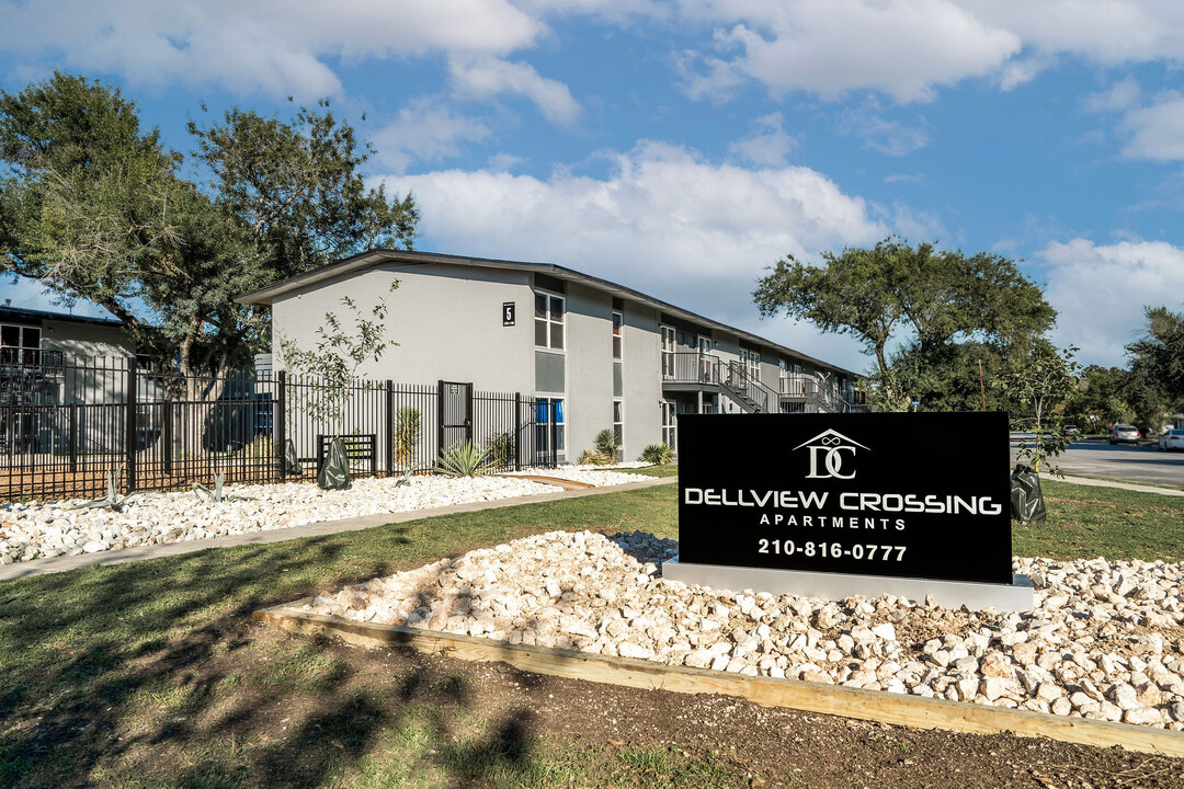 Dellview Crossing Apartments in San Antonio, TX - Building Photo