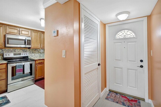 8980 S Hollybrook Blvd in Pembroke Pines, FL - Building Photo - Building Photo