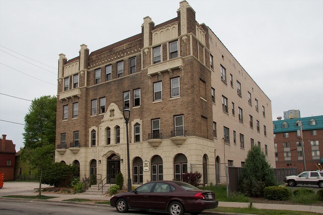 The Ritz Apartments in Milwaukee, WI - Foto de edificio - Building Photo