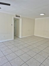 9320 Fontainebleau Blvd in Miami, FL - Building Photo - Building Photo