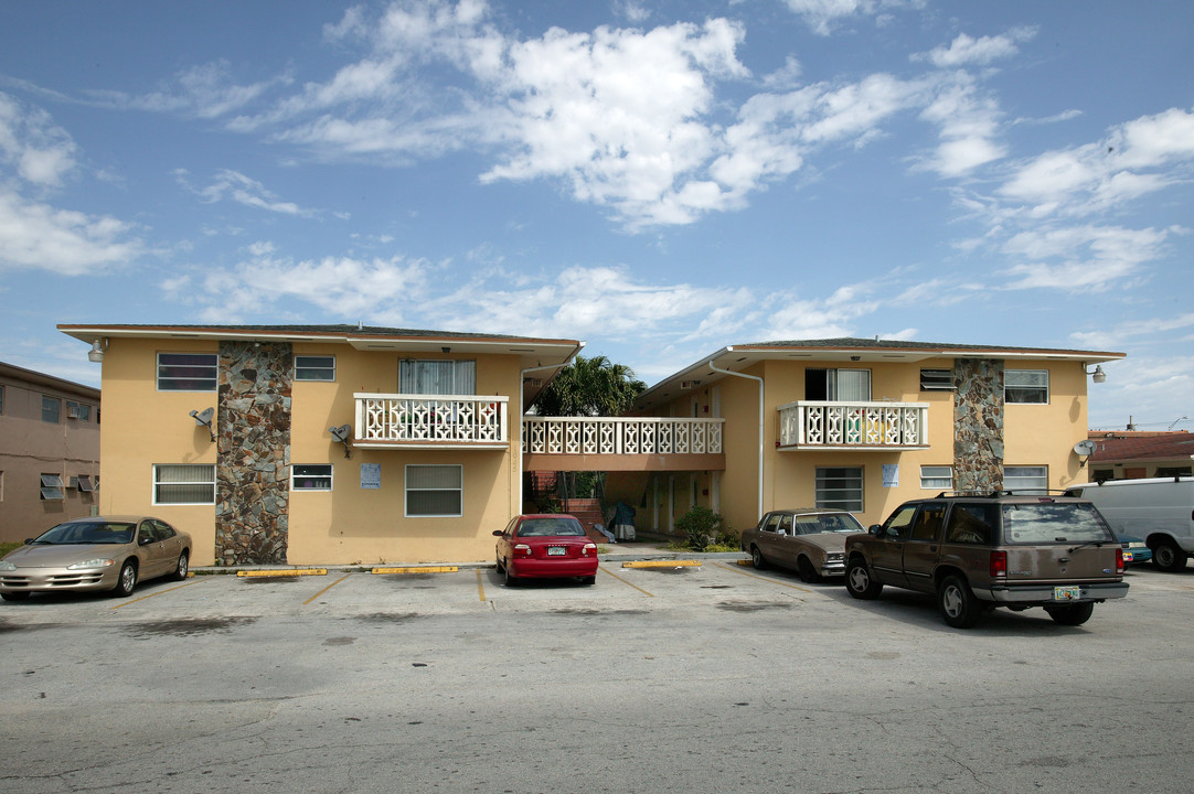 1045 W 27th St in Hialeah, FL - Building Photo