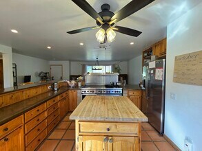 2029 Willow Glen Rd in Fallbrook, CA - Foto de edificio - Building Photo