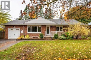 543 Dunbar Rd in Kitchener, ON - Building Photo