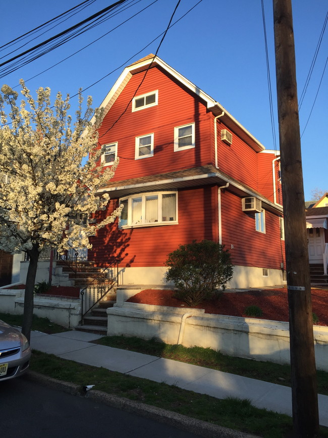 76 Boiling Springs Ave in East Rutherford, NJ - Building Photo - Building Photo