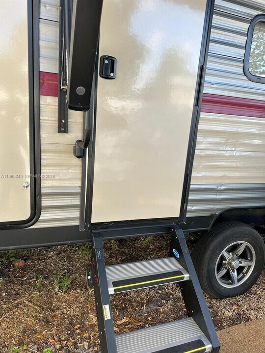 3211 SW 47th Ave in West Park, FL - Building Photo