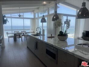 26060 Pacific Coast Hwy in Malibu, CA - Building Photo - Building Photo