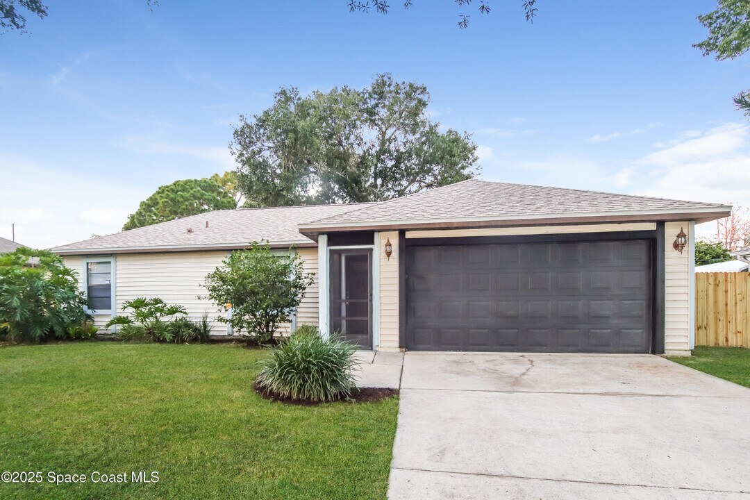 1383 Illinois St NW in Palm Bay, FL - Building Photo