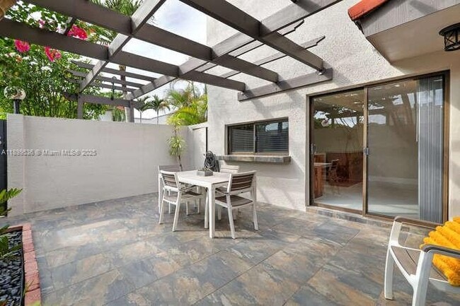 4732 SW 67th Ave in Miami, FL - Building Photo - Building Photo