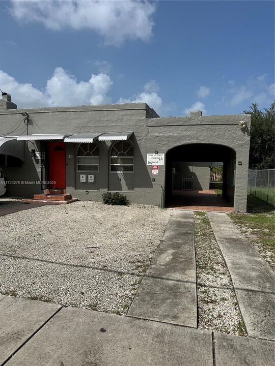 737 NE 127th St in North Miami, FL - Building Photo