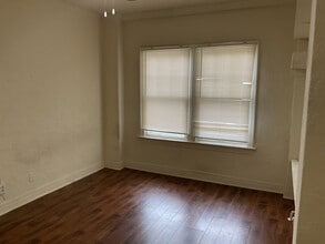 3906 Beverly Blvd, Unit Bachelor in Los Angeles, CA - Foto de edificio - Building Photo