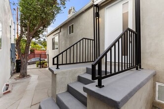 Private Bungalow w/ Yard! Move in Today in Los Angeles, CA - Building Photo - Building Photo