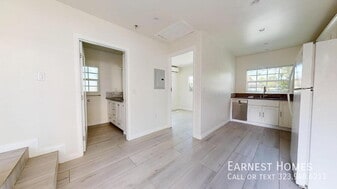 19020 Sylvan St in Los Angeles, CA - Building Photo