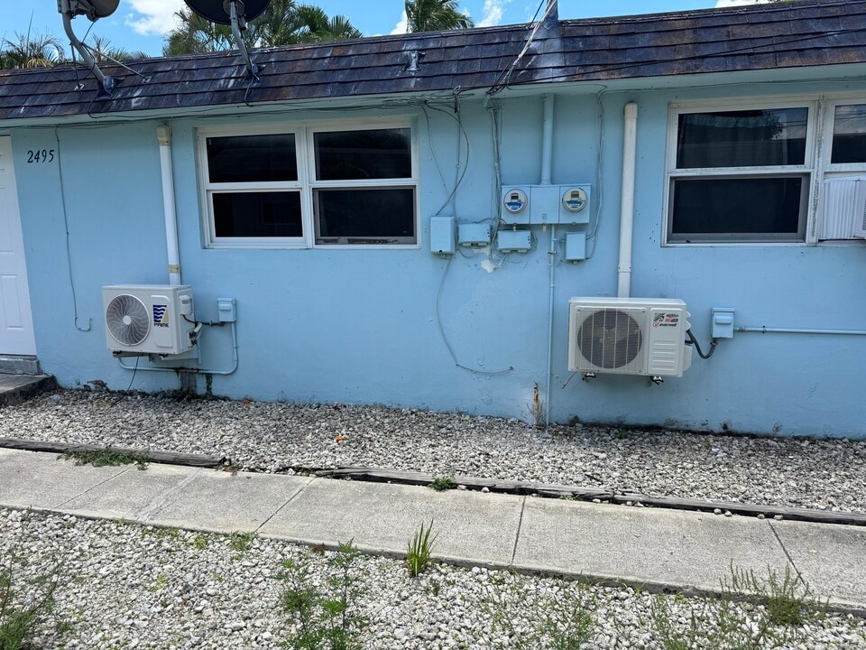 2495 Bayside St, Unit B in Naples, FL - Foto de edificio