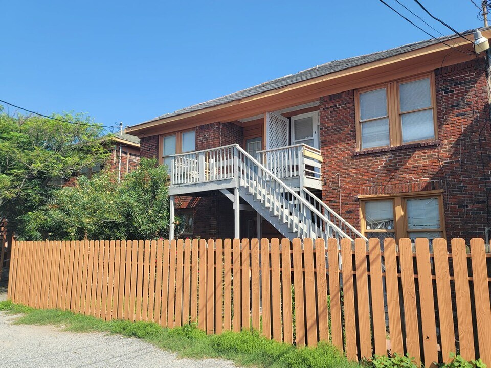 2109-2115 Bernardo De Galvez Ave in Galveston, TX - Building Photo