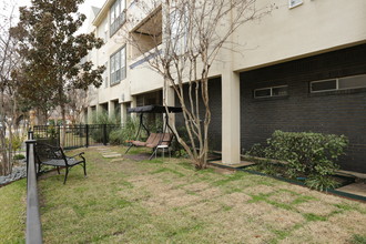 Greystone Court in Dallas, TX - Foto de edificio - Building Photo