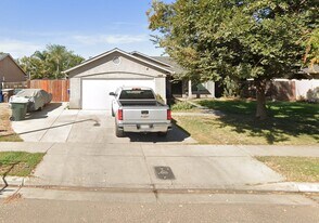 227 Yellowstone St in Tulare, CA - Building Photo