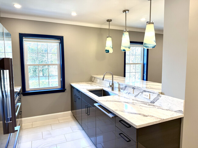 27 Commonwealth Ave, Unit 6 in Chestnut Hill, MA - Foto de edificio - Building Photo