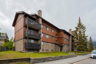 404 Banff Av in Banff, AB - Building Photo