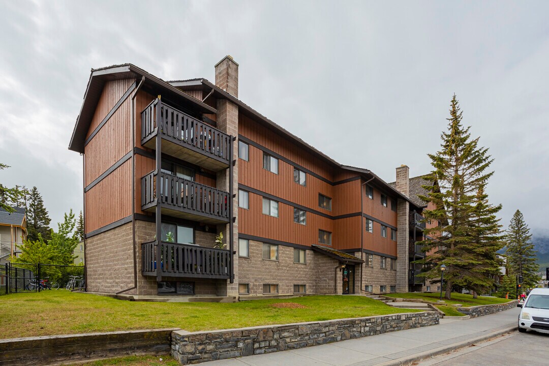 404 Banff Av in Banff, AB - Building Photo