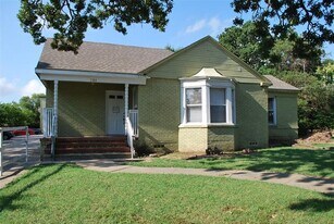 701 W Sycamore St in Denton, TX - Building Photo