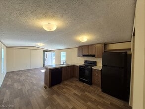 120 Kenny Brook Ln in Elyria, OH - Building Photo - Building Photo