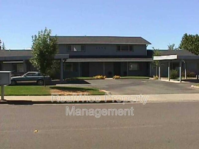 2152 NW N Hill Dr in Grants Pass, OR - Building Photo - Building Photo