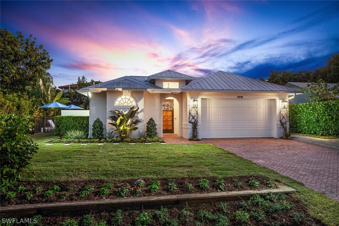 1216 Cypress Woods Dr in Naples, FL - Foto de edificio