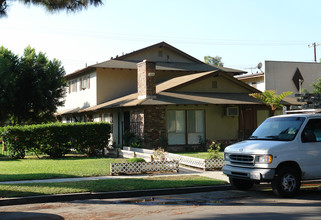 704 W Provential Dr in Anaheim, CA - Building Photo - Building Photo