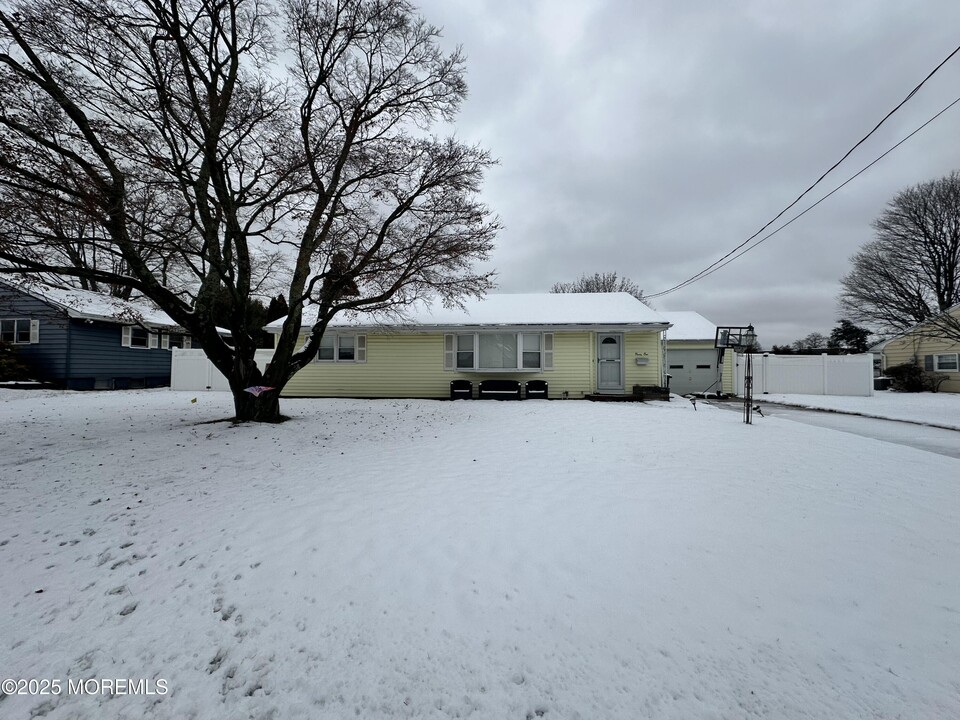 31 Cooper Ave in West Long Branch, NJ - Foto de edificio