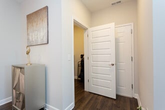 7501 Highway 70 S, Unit 301 in Nashville, TN - Foto de edificio - Building Photo