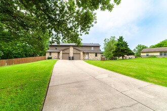 201 Briarcrest Ct in Columbia, MO - Foto de edificio - Building Photo