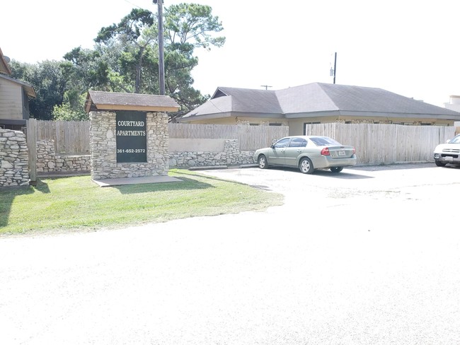 Courtyard Apartments in Van Vleck, TX - Building Photo - Other