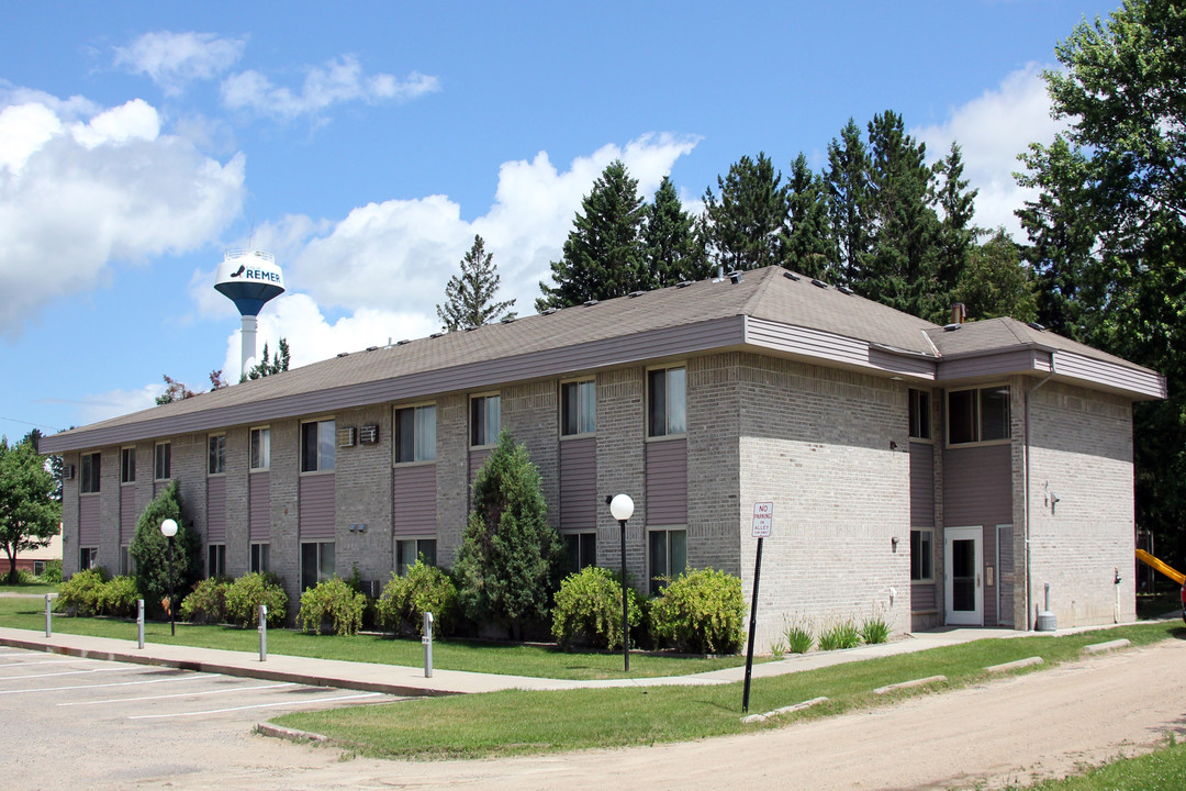 Cedar Street Complex in Remer, MN - Foto de edificio