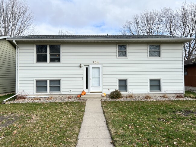 904 N Garden St, Unit Furnished Upper Apartment in New Ulm, MN - Foto de edificio - Building Photo