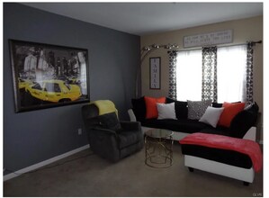 972 King Way in Breinigsville, PA - Building Photo - Building Photo
