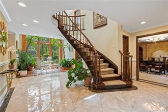 8 Trusdale Ct in Old Westbury, NY - Building Photo - Building Photo