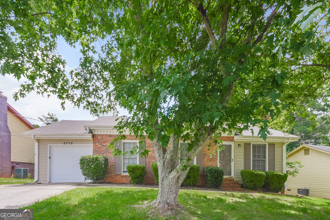 2078 Marbut Ln in Lithonia, GA - Foto de edificio